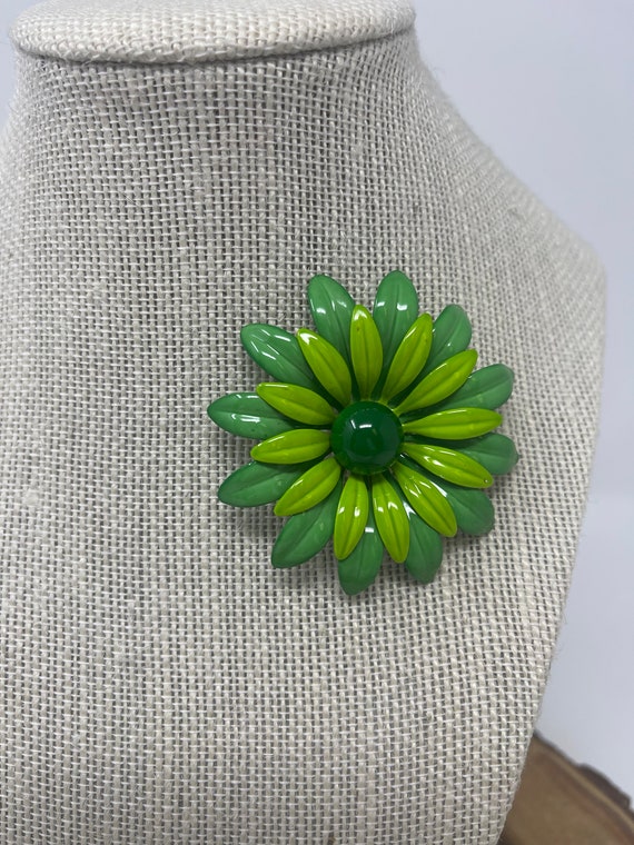 Green Enamel Daisy Pin | Vintage Floral Enamel Pi… - image 3