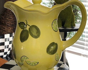 Lemonade pitcher with pouring lid