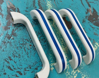 4 puxadores em formato de D, estilo retrô, listrados em azul e branco, para portas ou gavetas de guarda-roupas, com espaçamento de 96 mm entre os centros.