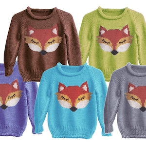 Puede incluir: Cinco jerséis de punto con un diseño de zorro. Los jerséis son de color marrón, verde, azul, morado y gris.