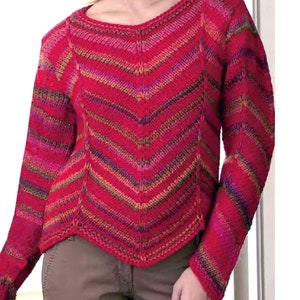 Peut inclure: Un pull en tricot rayé rouge, rose et marron avec un col en V.