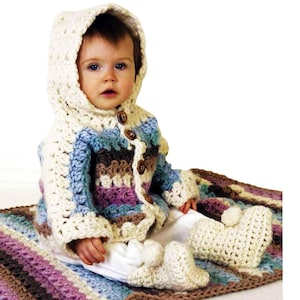 Puede incluir: Un bebé con una chaqueta con capucha de ganchillo con un patrón a rayas en tonos de azul, marrón y morado. La chaqueta tiene botones de madera. El bebé está sentado en una manta de ganchillo a rayas.
