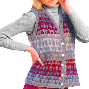 Pode incluir: Um colete sem mangas com um padrão geométrico em tons de cinza, azul, castanho e vermelho. O colete tem decote em V e botões prateados. Usado sobre uma gola alta cinza.