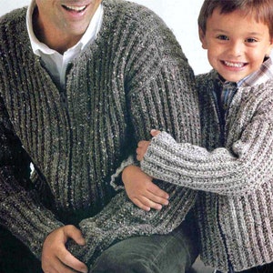 Peut inclure: Deux personnes portant des pulls rayés gris et blancs assortis. Le pull a une fermeture éclair. La personne à gauche est un adulte et la personne à droite est un enfant.