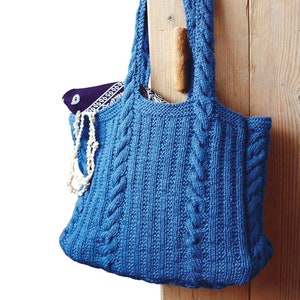 Gebreide draagtas damespatroon kabels en rib | Eenvoudige breipatronen DK-garen Klassiek aranpatroon pdf-download