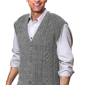 Peut inclure: Un gilet gris boutonné avec un col en V. Le gilet présente une texture côtelée et un motif en tricot torsadé sur les côtés. Il est porté sur une chemise à col gris clair.