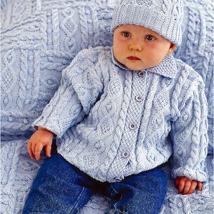 Modelli di maglieria Aran per neonato / Cardigan, coperta, cappello, guanti e scarpine da 6 a 18 mesi. /