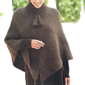 Könnte beinhalten: Ein braunes gestricktes Poncho mit hohem Kragen und zwei Quasten unten.