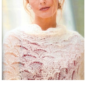 Puede incluir: Un chal de ganchillo blanco con un delicado patrón de encaje.