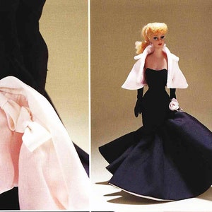 Puede incluir: Una muñeca Barbie con un vestido negro con ribete blanco y una capa rosa. La muñeca tiene el pelo rubio y lleva guantes negros.