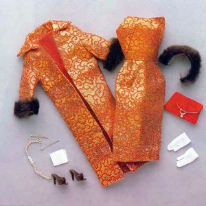 Peut inclure: Un ensemble de vêtements de poupée comprenant un long manteau en brocart orange et or avec des bordures en fourrure et une robe assortie. L'ensemble comprend également un petit sac à main rouge, une paire de gants blancs et un collier de perles.