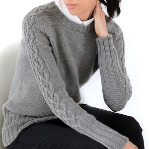 Suéter Aran feminino com padrão PDF | FAB. Pulôver de malha com gola redonda, ombros de sela | Top cabeado irlandês