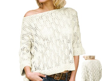 Könnte beinhalten: Ein weißer Häkelpullover mit lockerer Passform und einem leicht off-shoulder-Ausschnitt. Der Pullover hat ein zartes Lochmuster und wird mit einem braunen Gürtel gezeigt.