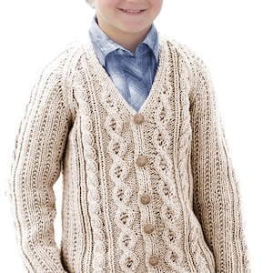 Könnte beinhalten: Eine beigefarbene Strickjacke mit Zopfmuster, V-Ausschnitt, langen Ärmeln und fünf runden Knöpfen auf der Vorderseite. Das Strickmuster besteht aus vertikalen Zopfmustern und Rippenstrukturen, die dem Kleidungsstück ein strukturiertes Aussehen verleihen.