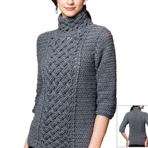 Può includere: Maglia a uncinetto grigia con collo alto e un motivo a treccia. La maglia ha maniche lunghe e una vestibilità comoda.