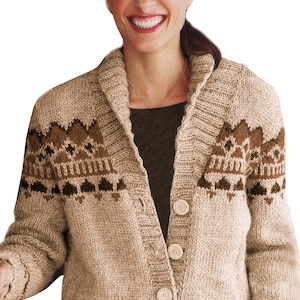 Può includere: Cardigan lavorato a maglia beige con collo a scialle e chiusura con bottoni. Il maglione presenta un motivo geometrico marrone sul petto e sulla parte superiore delle maniche. Il cardigan è un capo caldo e accogliente.