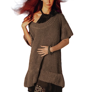 Puede incluir: Un suéter de punto marrón con mangas cortas y un dobladillo acampanado. El suéter tiene un cuello ancho y redondeado y se usa sobre una parte superior oscura. Se ve una pulsera a juego en la muñeca. El estilo general sugiere una prenda casual pero elegante.