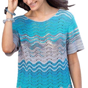 Puede incluir: Una camiseta de manga corta con cuello redondo, con un patrón de ondas en tonos azules, grises y blancos. El diseño de punto abierto crea una apariencia texturizada. Esta prenda es adecuada para uso casual.