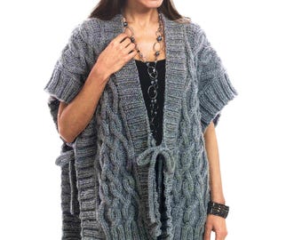 Capa ruana gruesa para mujer / Poncho de punto trenzado Patrón de tejido vintage voluminoso Capa de invierno, Capa Aran Descarga en PDF