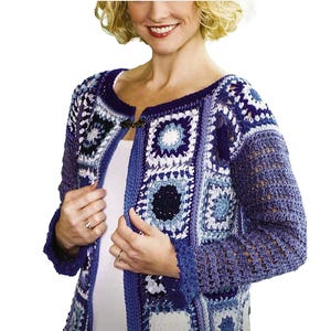 Könnte beinhalten: Blauer, weißer und marineblauer Häkelcardigan mit quadratischem Muster. Der Cardigan hat lange Ärmel und einen Knopfverschluss. Das Häkelmuster zeigt verschiedene geometrische Formen und blütenartige Motive.