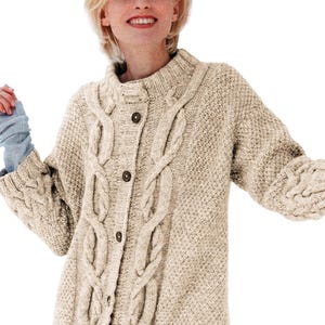Patrón PDF para abrigo Aran, chaqueta de punto trenzado o cárdigan largo grueso de cuello redondo para mujer. Descarga instantánea en PDF.