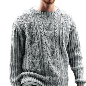 Puede incluir: Un suéter gris de punto trenzado con cuello redondo. El suéter presenta un patrón texturizado de líneas verticales y diagonales, creando un diseño geométrico. Las mangas y el cuerpo tienen una textura acanalada.