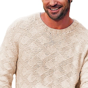 Könnte beinhalten: Ein cremefarbener Strickpullover mit Rautenmuster.
