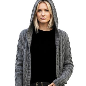 Patrón de abrigo con capucha para mujer, chaqueta de punto trenzado/aran, tallas XS-XL, precioso patrón de tejido informal para invierno, descarga en PDF.