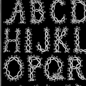 Puede incluir: Una imagen en blanco y negro del alfabeto en una fuente decorativa. Cada letra está compuesta por una serie de pequeños bucles.