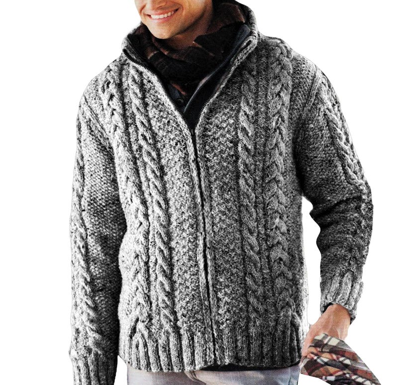 Pode incluir: Um cardigan cinza de malha de cabo com fecho de z&iacute;per. O cardigan tem um padr&atilde;o texturizado e um caimento solto.