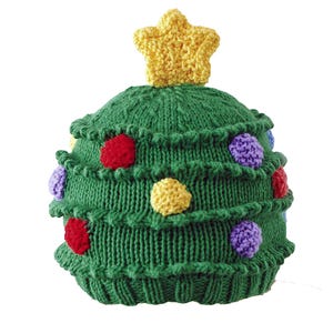Puede incluir: Un gorro de árbol de Navidad verde tejido con una estrella amarilla en la parte superior. El gorro está decorado con pompones rojos, amarillos y morados, que se asemejan a adornos. Un accesorio festivo para la temporada navideña.