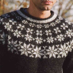 Peut inclure: Un pull à col rond avec un motif noir et blanc.