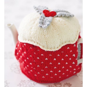 Peut inclure: Une housse de théière en tricot avec un motif rouge et blanc et un motif de houx gris et blanc sur le dessus.