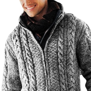 Peut inclure: Un pull gris en tricot torsadé à fermeture éclair avec un col montant.