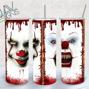 Può includere: Tre bicchieri in acciaio inossidabile con sfondo bianco e una grafica di Pennywise il clown del film IT. La grafica è circondata da un bordo di filo spinato arrugginito e schizzi di sangue rosso. I bicchieri hanno una cannuccia e il testo "IT" è stampato sul fondo del bicchiere.