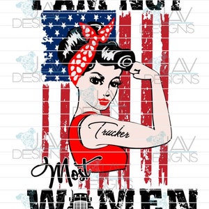 Peut inclure: Un drapeau américain rouge, blanc et bleu avec une femme portant un débardeur rouge et un bandana rouge, blanc et bleu. La femme fléchit son biceps et a un tatouage qui dit "Trucker" sur son bras. Le texte "Je ne suis pas la plupart des femmes" est sous l'image.