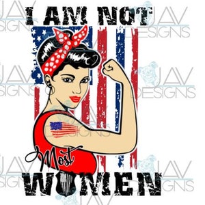 Peut inclure: Un drapeau américain rouge, blanc et bleu avec une femme en débardeur rouge et un bandeau à pois rouge, blanc et bleu. La femme a le bras levé en poing avec un petit drapeau américain tatoué sur son bras. Le texte "I AM NOT MOST WOMEN" est écrit en lettres noires au-dessus de la femme.