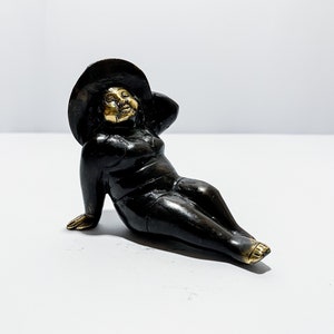 Belle sculpture de femme voluptueuse en bronze moderniste, cadeau d'été, figurine de positivité du corps, statue de femme, cadeaux pour elle, décoration d'intérieur