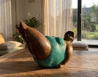 Bronzeskulptur einer Yoga-Frau, Body-Positivity-Kunst, Boho-Wohndekoration aus Messing