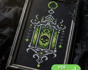 Ricamo di lanterna dark fantasy in formato PDF. Schema per punto croce con torcia gotica. Download immediato.