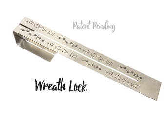 Serrure pour couronne gravée Wreath Lock™ de 11 po. de longueur | Cintre pour couronne antivol | Cintre pour couronne robuste | Crochet pour couronne coupe-vent