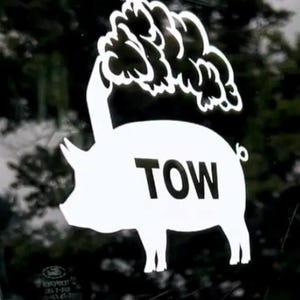 Può includere: Adesivo in vinile bianco di un maiale con una nuvola sopra e la parola "TOW" scritta sul fianco del maiale.