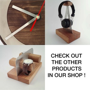 Puede incluir: Tres soportes de madera para exhibir relojes y auriculares. Los soportes est&aacute;n hechos de madera natural y tienen un dise&ntilde;o simple y moderno. El soporte para reloj tiene dos ranuras para relojes y un divisor de metal. El soporte para auriculares tiene un marco de metal y una base de madera. El soporte para reloj tiene una base circular de madera y una esfera de reloj de metal con manecillas plateadas.