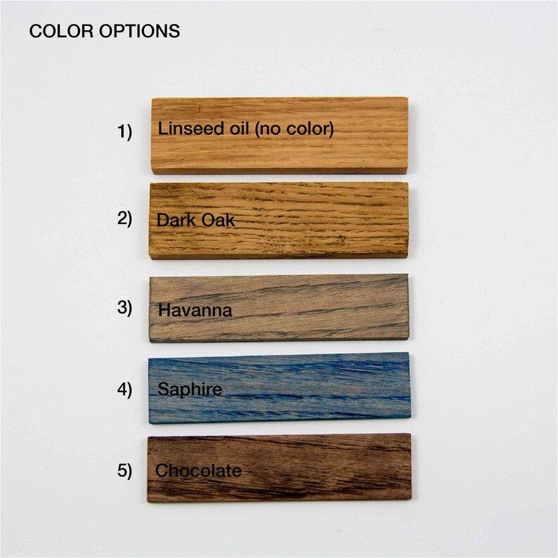 Puede incluir: Cinco muestras de madera que muestran diferentes colores de tinte: aceite de linaza (sin color), roble oscuro, Habana, zafiro y chocolate.