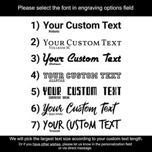 Puede incluir: Una lista de siete estilos de fuente diferentes para grabar texto. Las fuentes est&aacute;n etiquetadas con los n&uacute;meros del 1 al 7 y el nombre de la fuente se enumera debajo de cada n&uacute;mero. El texto "Your Custom Text" se utiliza como ejemplo para cada estilo de fuente.
