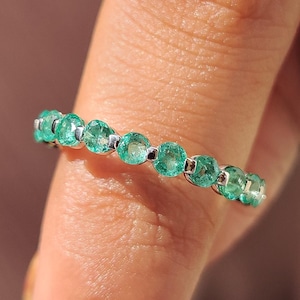 Natural Emerald Gemstone Wedding Band: Round Cut Stackable Ring