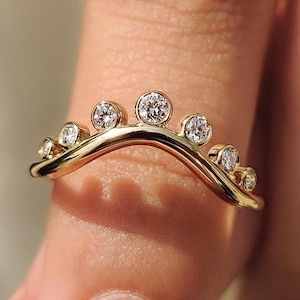 Gebogen labgegroeide diamanten trouwring, trendy diamanten stapelband voor dames, geelgouden bijpassende band