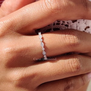 マーキスアウトライン 1.40 MM ラウンドカット 無色モアッサナイト結婚指輪、ハーフエタニティバンド、ミルグレイン結婚指輪、アールデコリング、ブライダルリング