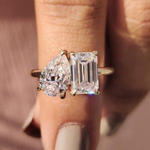 Toi et Moi Ring Pear and Emerald Moissanite Engagement Ring 2 Stone Ring for Women, You and Me Ring