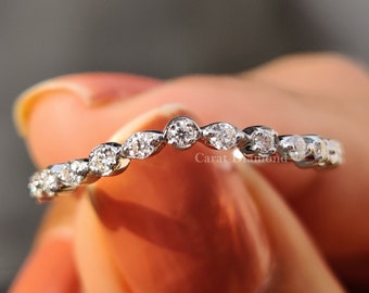 Böjd vigselring i moissanit, rund minimalistisk halvevighetsring för kvinnor från Caratdiamond